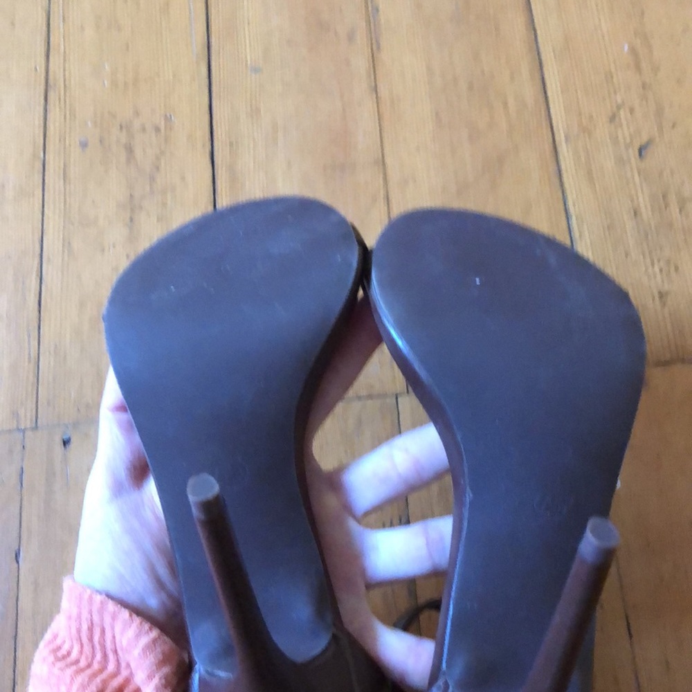 Lulu’s heels - Picture 3 of 4